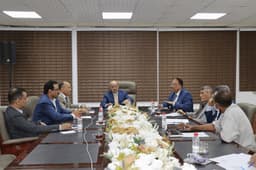 البنك المركزي يقرر الإبقاء على سعر الصرف السابق 425 ريالا للشراء و428 للبيع